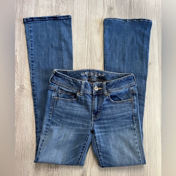 AE* Super Stretch Bootcut •Medium Light Wash• Size 4 Long - EXCELLENT CONDITION - Picture 2 of 4